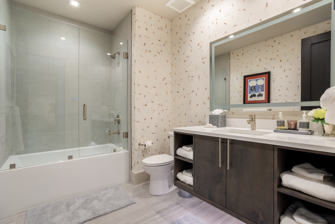 Feather wallpaper bath with tub and shower