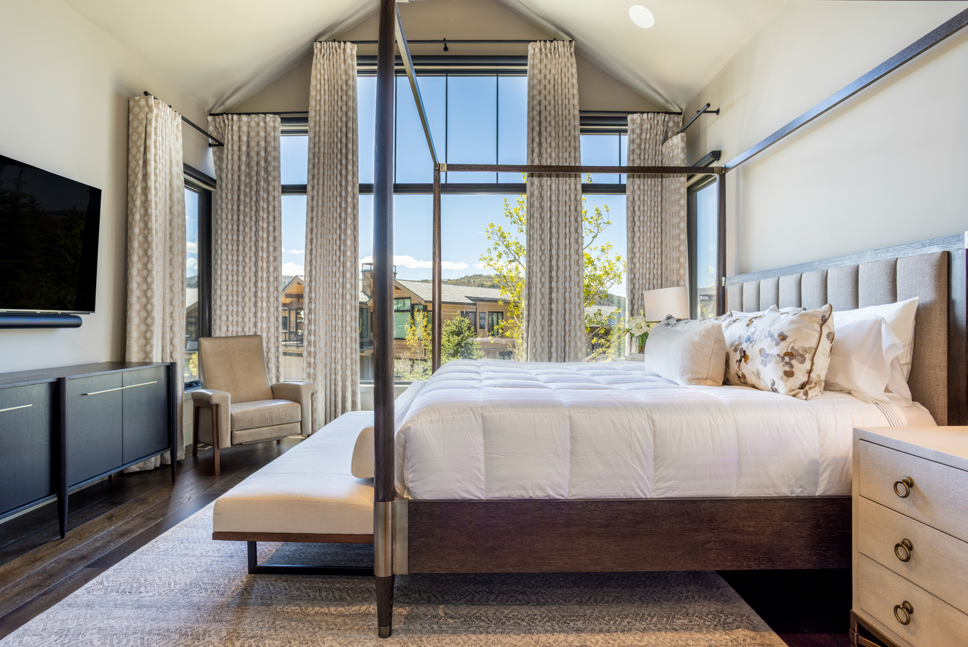 Canopy suite with mountain outlook