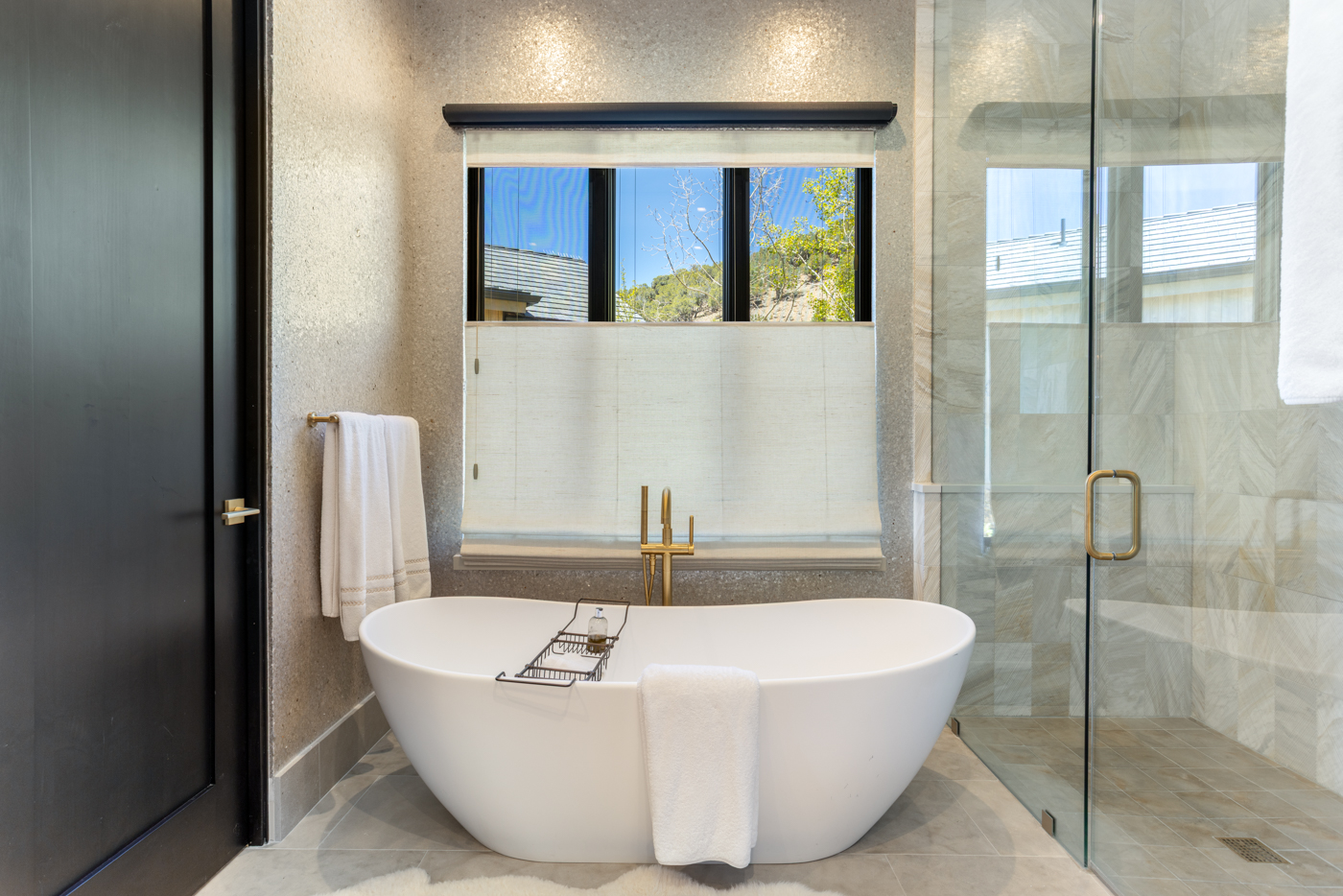 Freestanding soaking tub