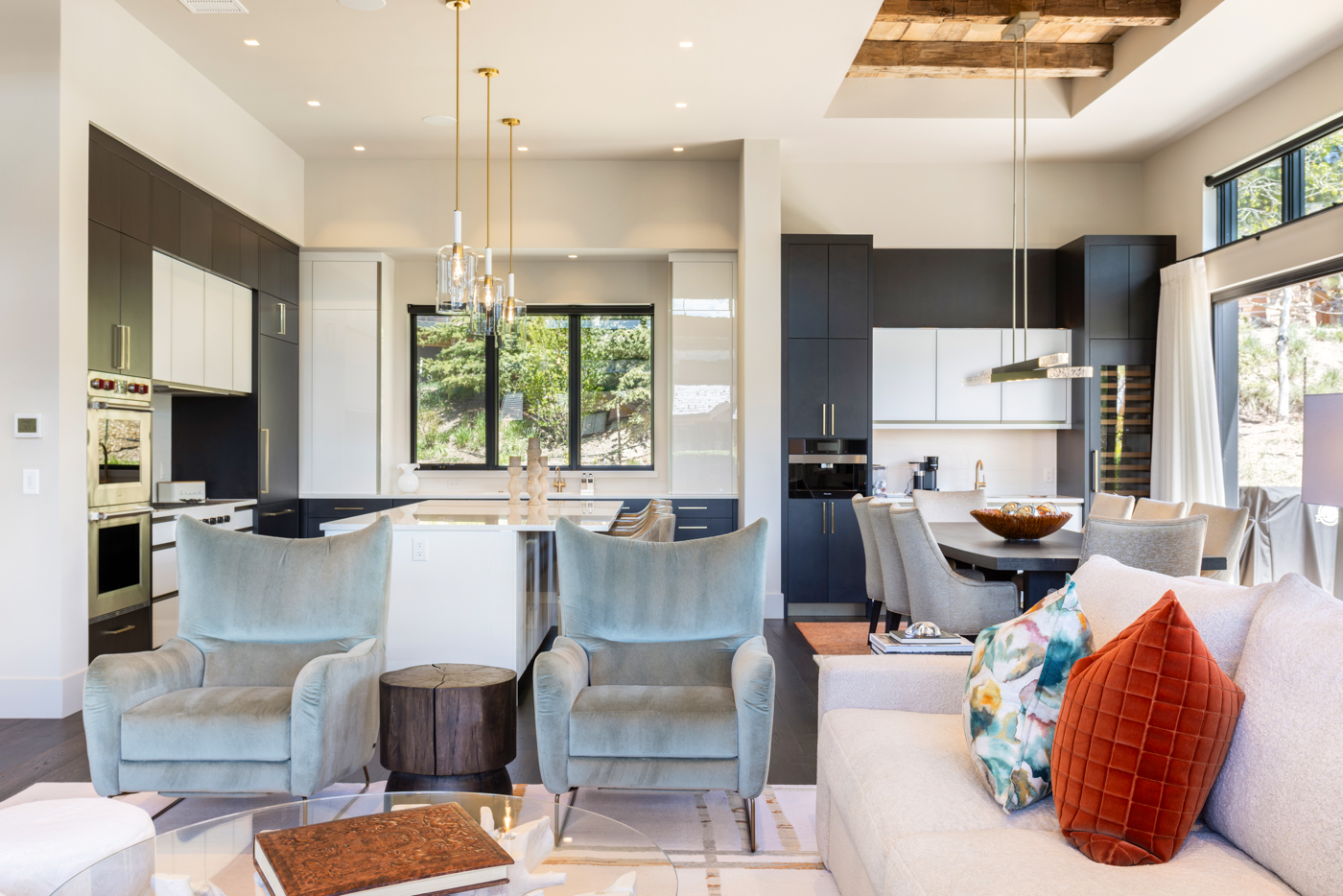 Sitting area between kitchen and dining
