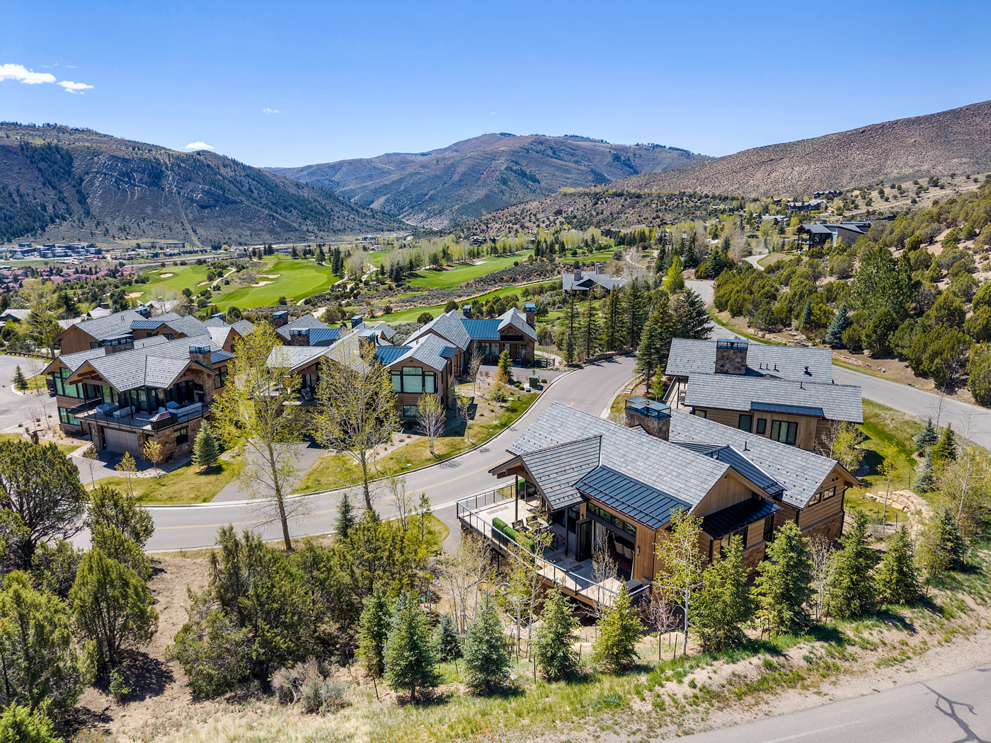 Residence above the valley and fairways